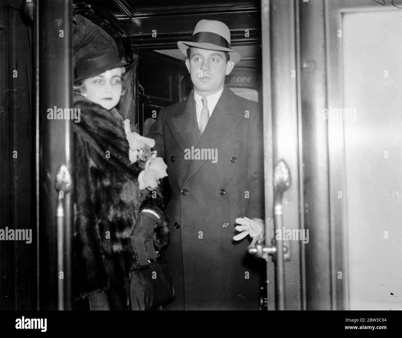 Il principe e la principessa Mdivani partono per l'India . 4 novembre 1934 Foto Stock