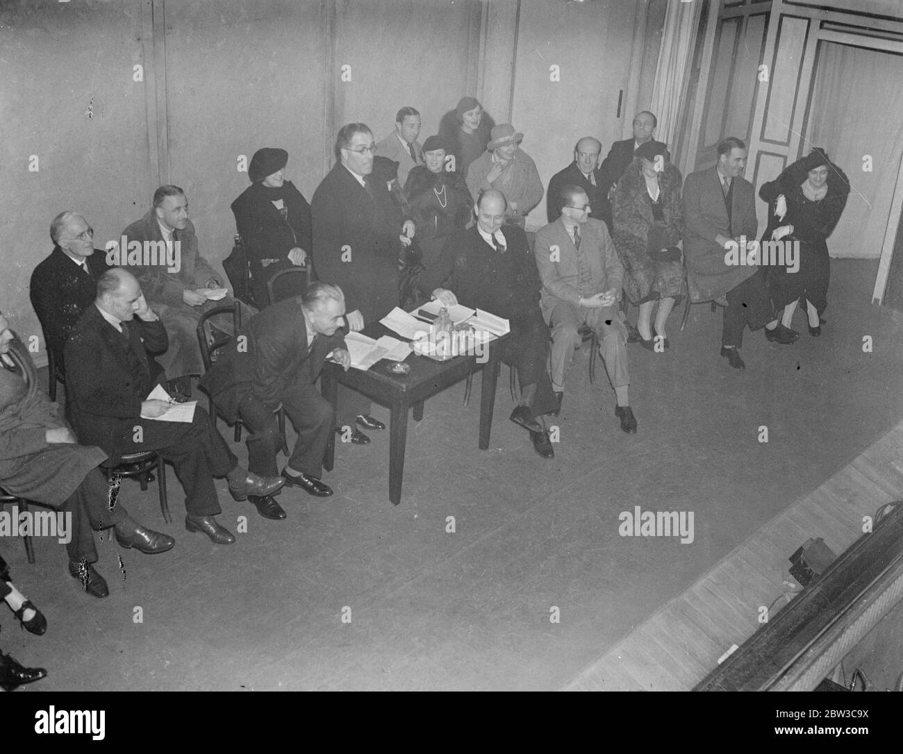 Unione commerciale per il teatro . I soci di equità , attori , si incontrano per discutere la domanda ' chiuso negozio '. Altoparlante per l'orecchio Godfrey . 4 novembre 1934 Foto Stock