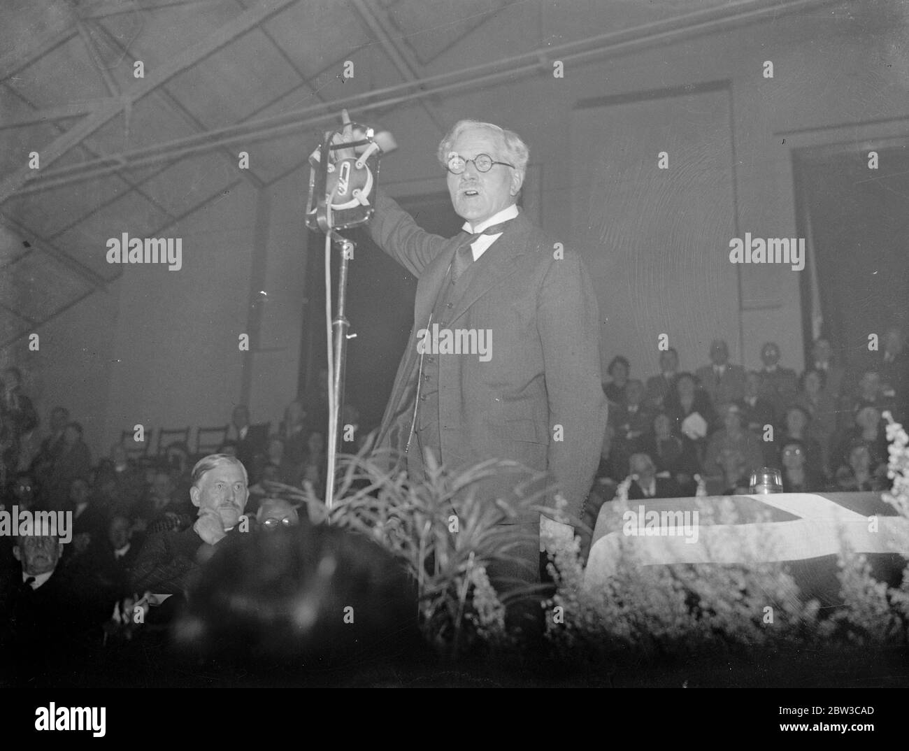 Il primo Ministro britannico Ramsay Macdonald , ha rivolto un intervento alla manifestazione del Governo nazionale a Southampton sul controllo del traffico di armi . 14 novembre 1934 Foto Stock