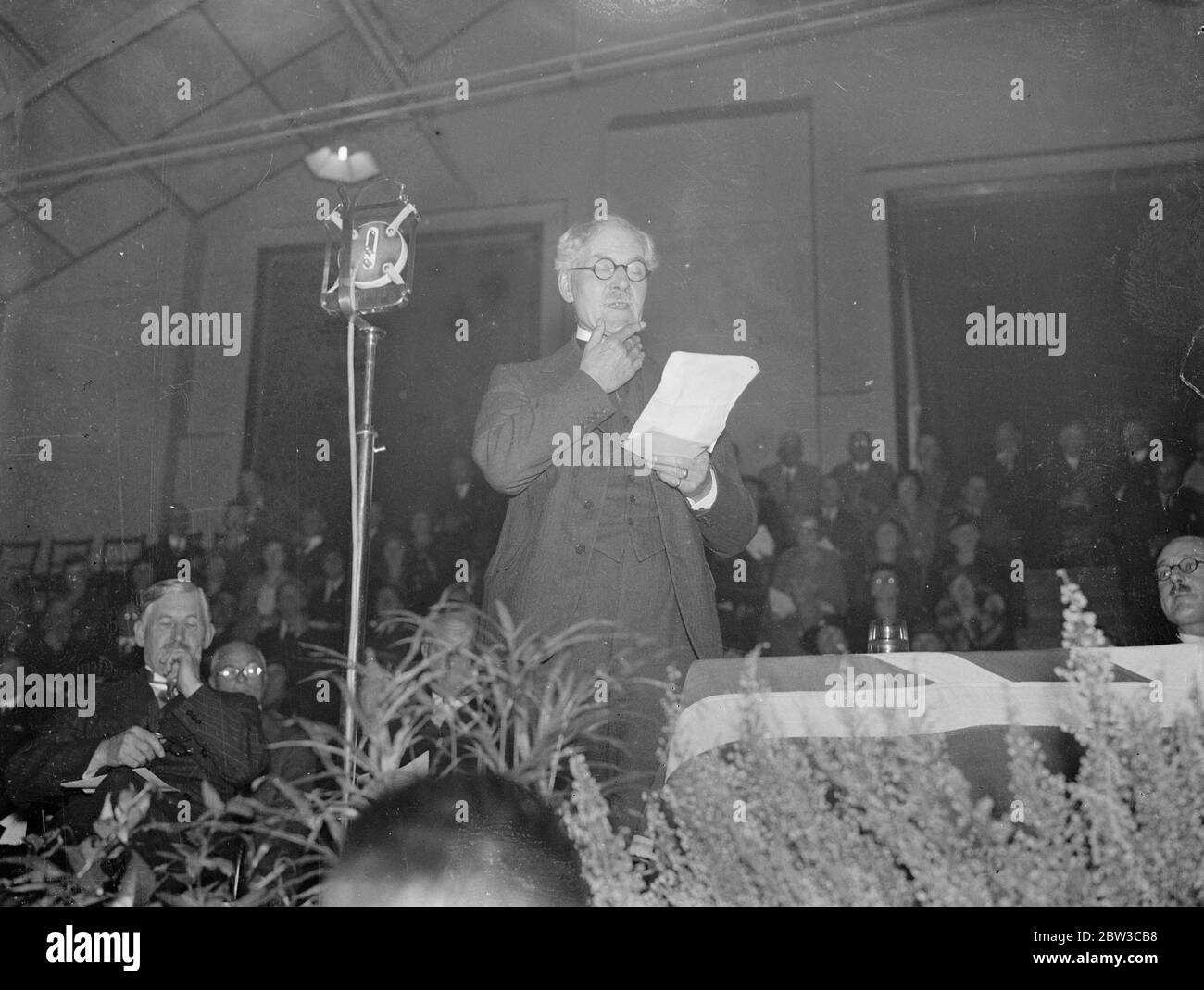 Il primo Ministro britannico Ramsay Macdonald , ha rivolto un intervento alla manifestazione del Governo nazionale a Southampton sul controllo del traffico di armi . 14 novembre 1934 Foto Stock
