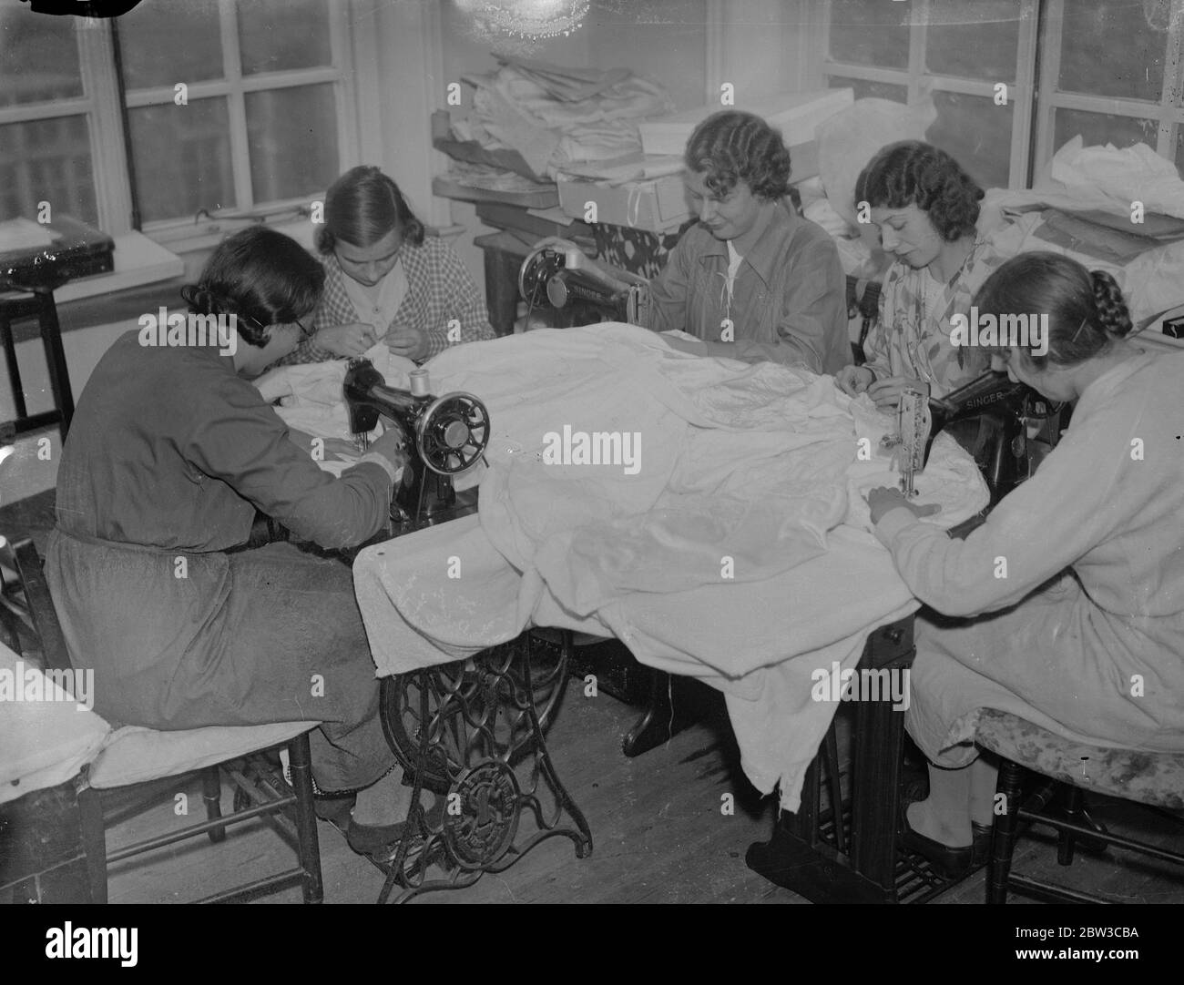 Ragazze della Scuola reale di Needlework che fanno il copriletto come regalo di nozze per la principessa Marina . 14 novembre 1934 Foto Stock