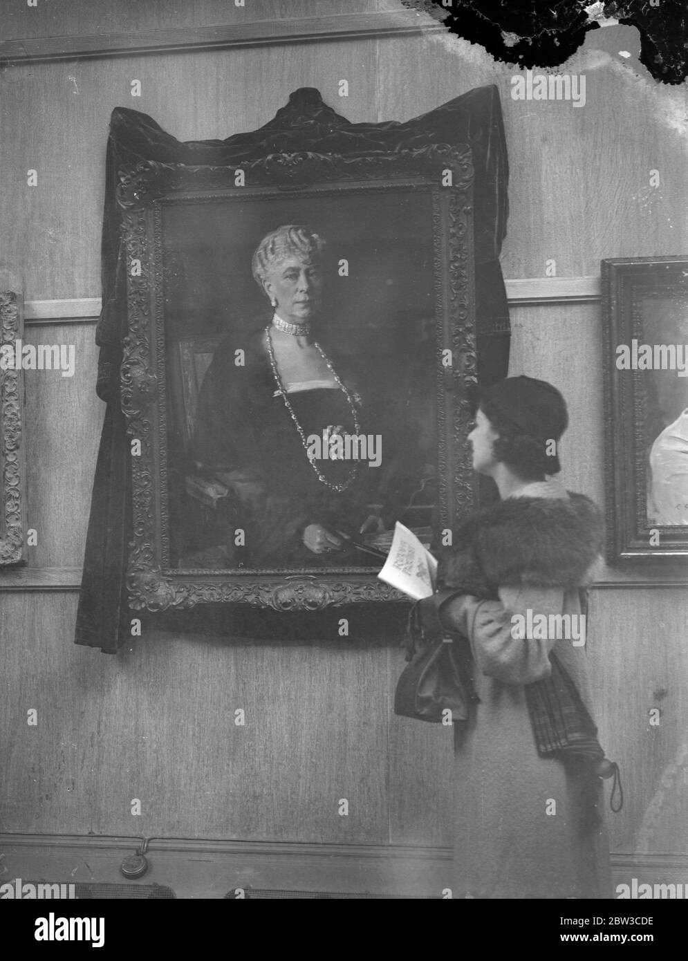 Foto della Regina alla mostra della Società reale dei pittori di ritratto . 16 novembre 1934 Foto Stock