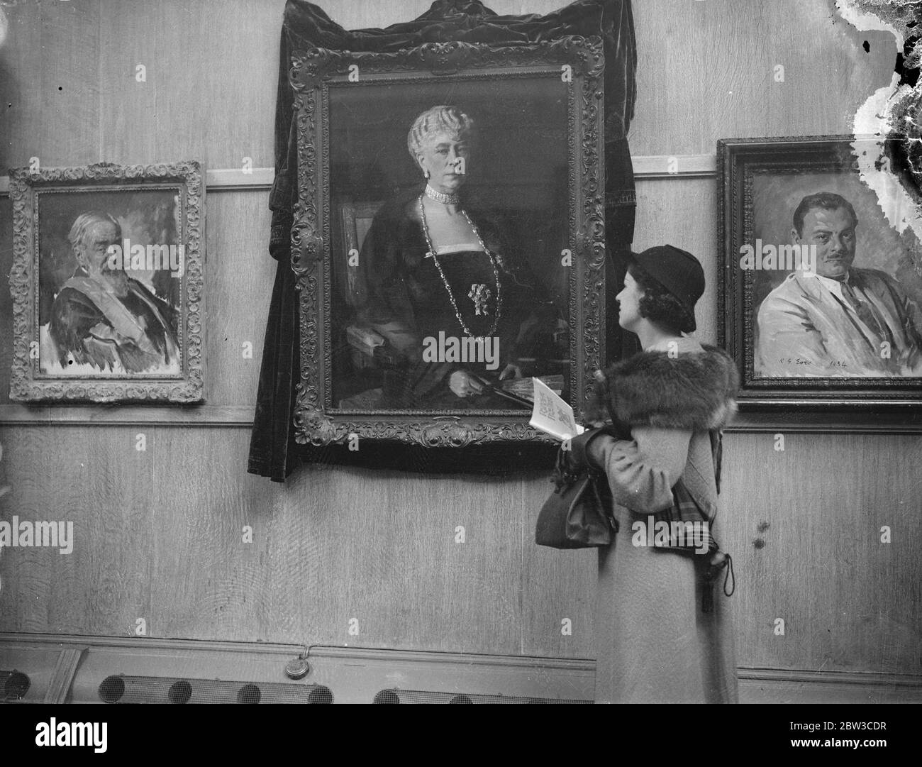Foto della Regina alla mostra della Società reale dei pittori di ritratto . 16 novembre 1934 Foto Stock