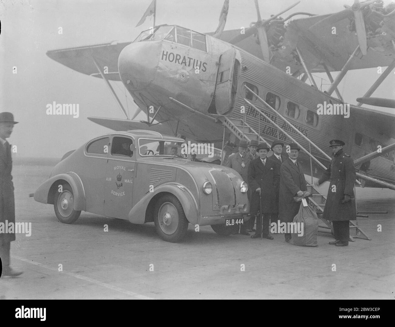 Nuovo ufficio postale aerodinamico mail auto utilizzato per la prima volta come primo Empire Air mail lascia Croydon . 19 novembre 1934 Foto Stock