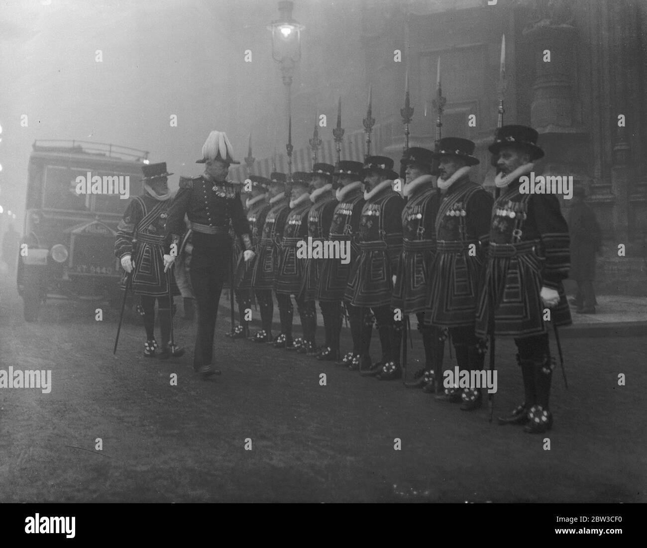 Lord Roundway ispeziona Yeomen della Guardia prima di cercare le volte del parlamento . Cerimonia di apertura dello Stato . 20 novembre 1934 Foto Stock