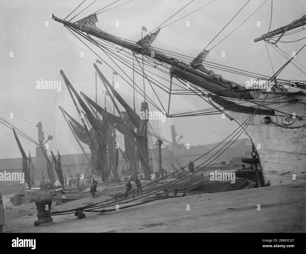 La nebbia porta la navigazione a fermarsi nell'estuario del Tamigi . Le chiatte a vela del Tamigi si ormoravano, causando congestione in Surrey . 22 novembre 1934 Foto Stock
