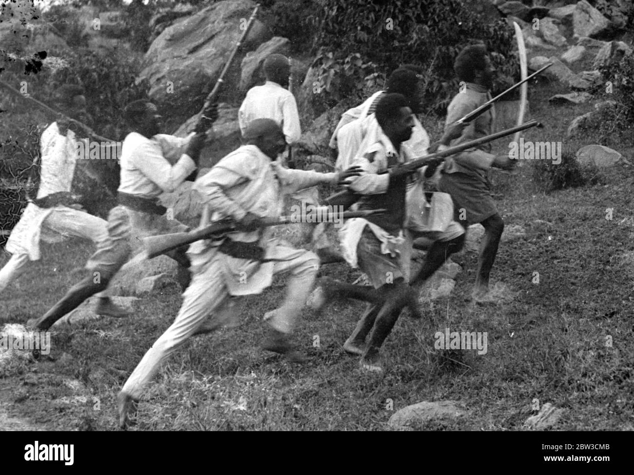 Un gruppo di irregolarità che corrono in una posizione dietro Wal Wal. Truppe abissiniane . 14 ottobre 1935 Foto Stock