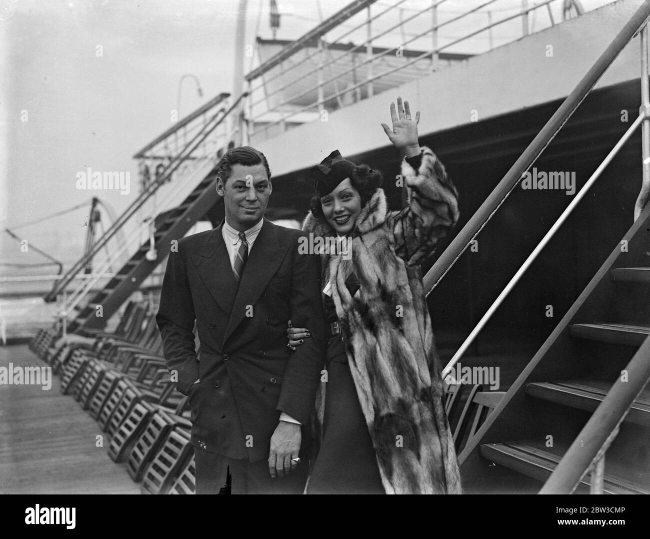 Johnny Weismuller e Lupe Velez tornano in America . 28 novembre 1934 Foto Stock
