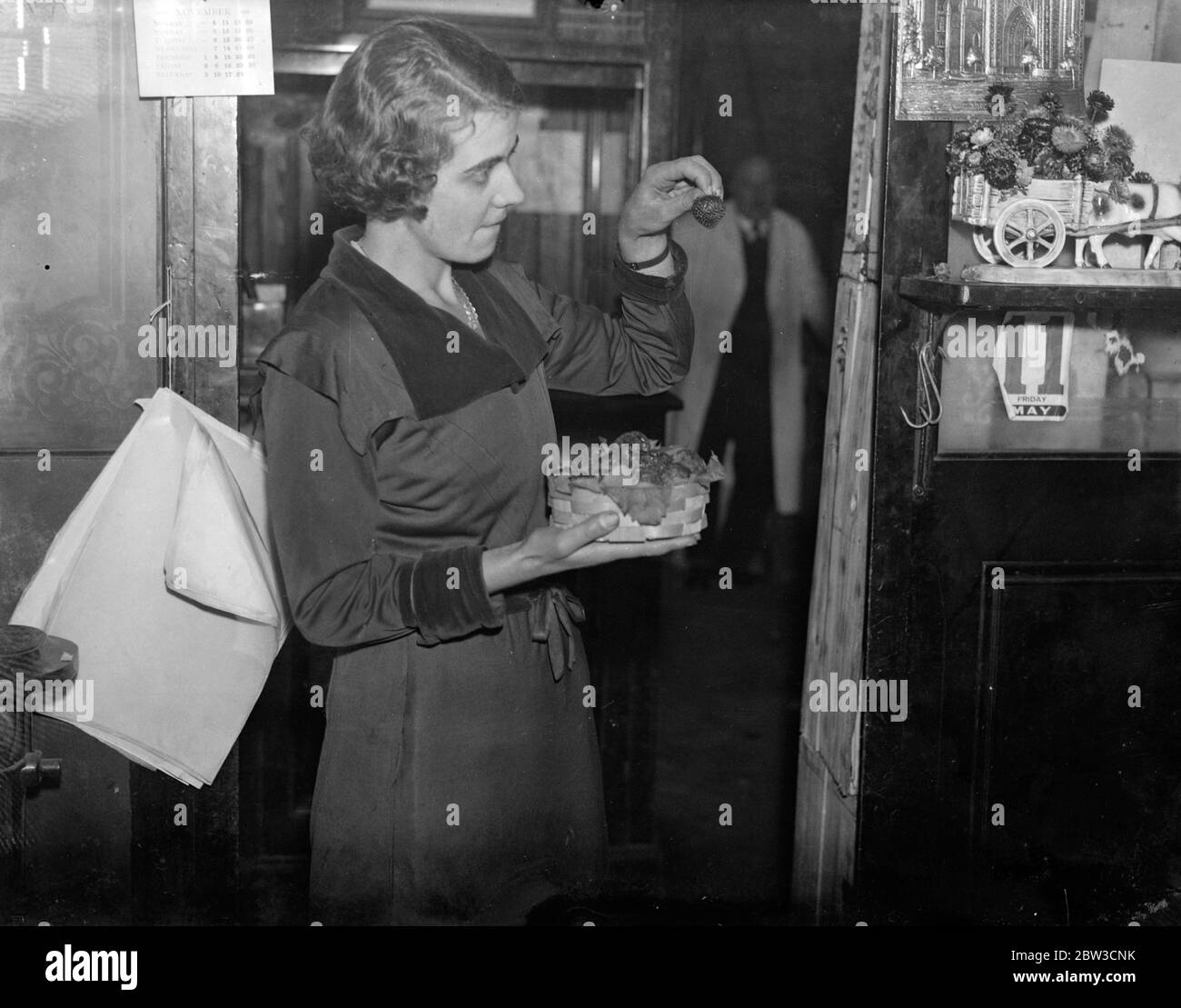Quaranta shillings una libbra di fragole per la colazione reale di nozze. 27 novembre 1934 Foto Stock