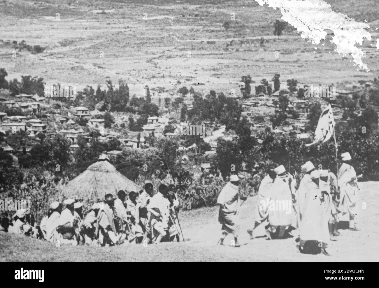 I sacerdoti si arrendono nella Città Santa . Sacerdoti della Chiesa copta , recanti la bandiera bianca , arrendendosi ad Aksum . 28 ottobre 1935 Foto Stock