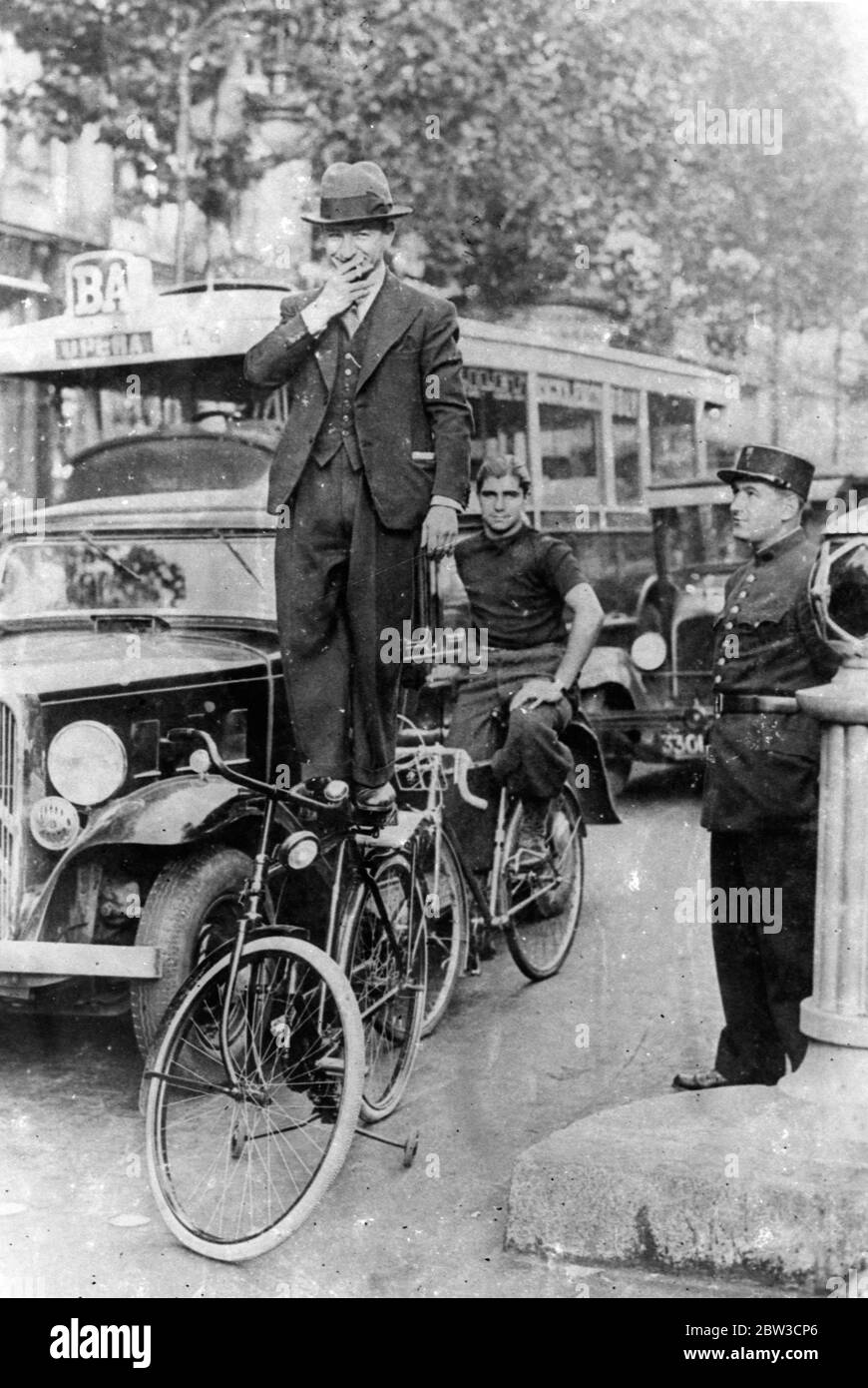 La bicicletta che non può cadere sopra . 1935 Foto Stock