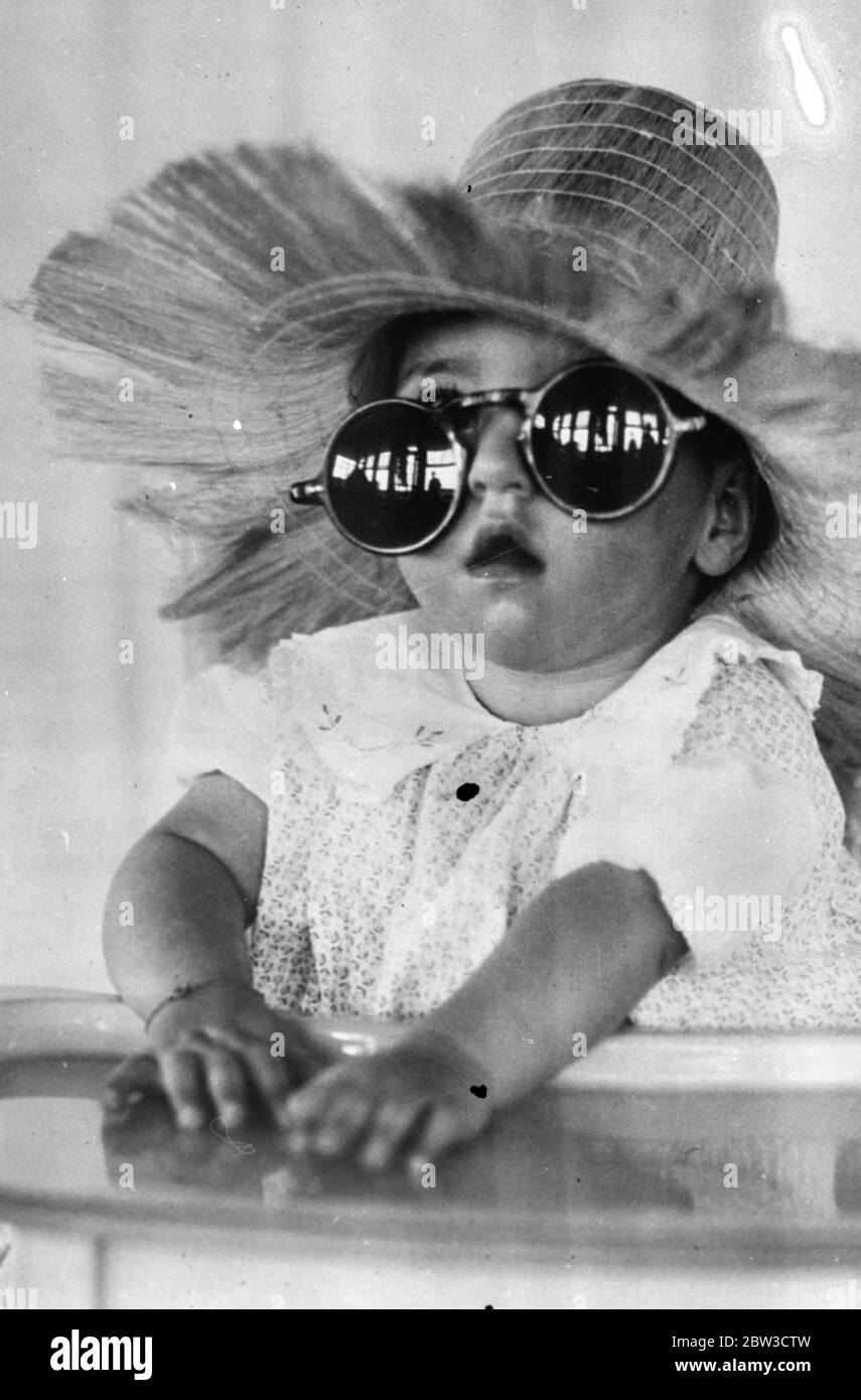 I quins vedere il mondo attraverso occhiali rosa. Yvonne Dionne con occhiali rosa. 22 settembre 1935 Foto Stock