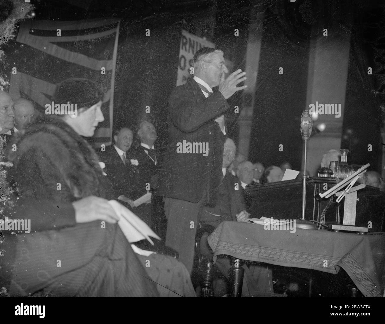 Il sig. Neville Chamberlain si rivolge agli elettori di Cannon Street, Londra. 30 ottobre 1935 Foto Stock