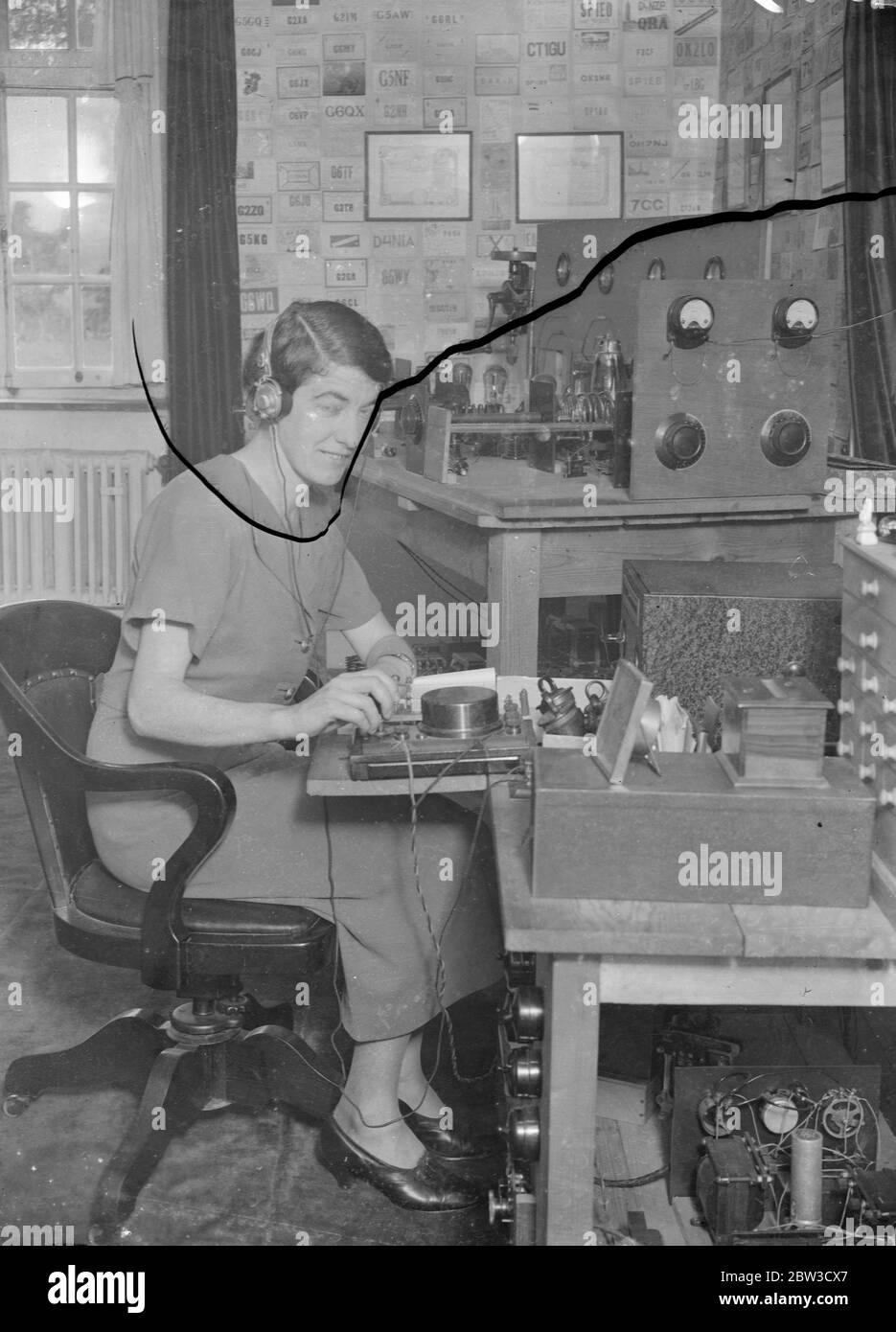 La ragazza fa storia della radio parlando con sei continenti . Sig.na Nellie Corry alla sua apparecchiatura radio nella sua casa a Walton sulla collina, Surrey. 28 ottobre 1935 Foto Stock