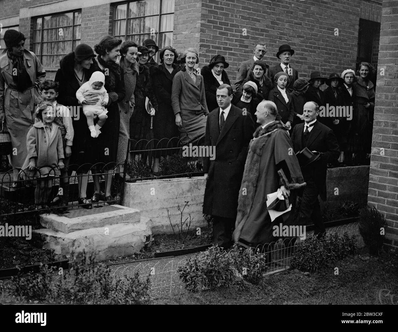 Duca di Kent apre una nuova tenuta di alloggi . Il Duca di Kent aprì la tenuta di Hampstead Council, Westcroft Housing Estate a Lichfield Road, Cricklewood . Spettacoli fotografici , il duca di Kent passando donne residenti . 29 ottobre 1935 Foto Stock