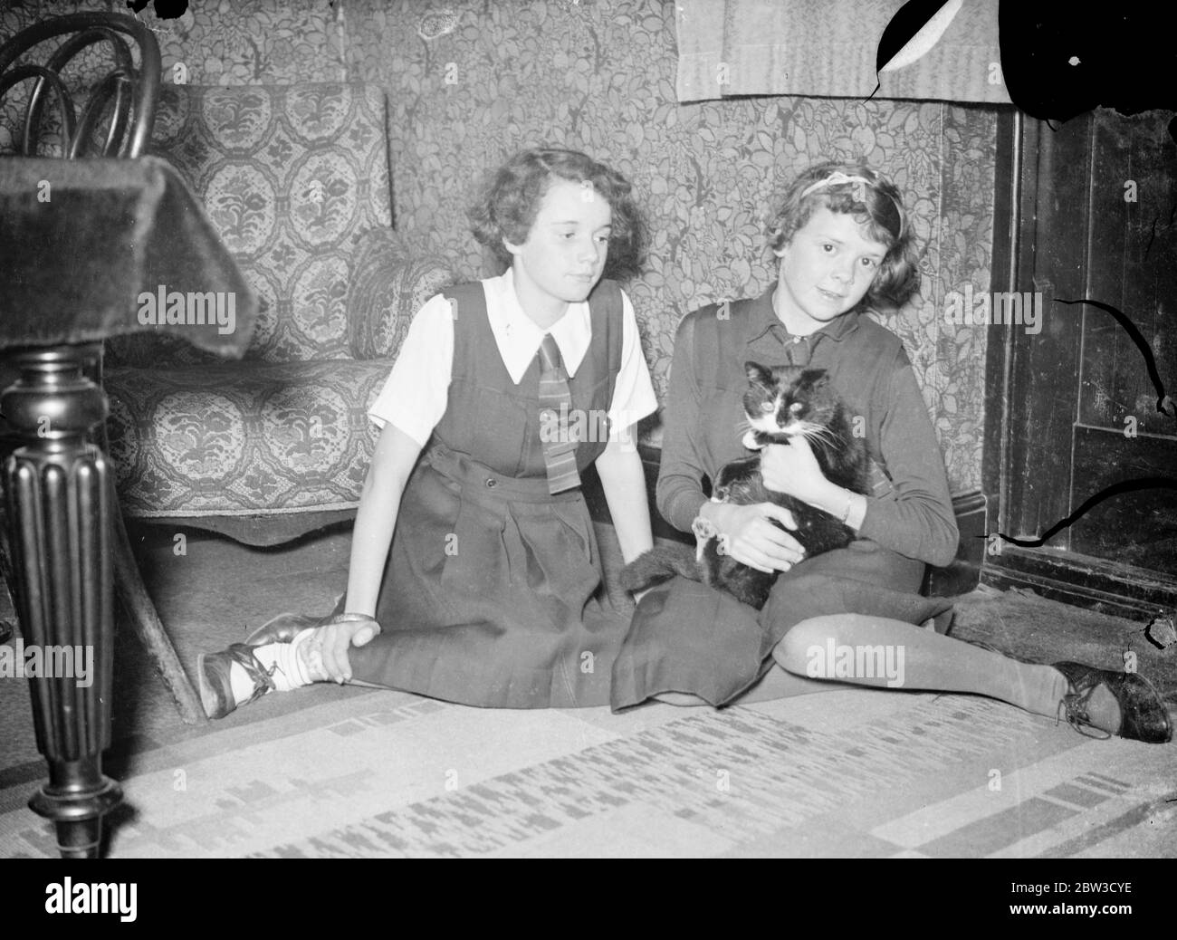 Padre di Freddie Bartholomew , attore di London boy , vuole riportare il figlio da Hollywood . Hilde , di 13 anni ( a sinistra ) e Eileen , di 15 , sorelle di Freddie Bartholomew , nella loro casa londinese . 16 ottobre 1935 Foto Stock