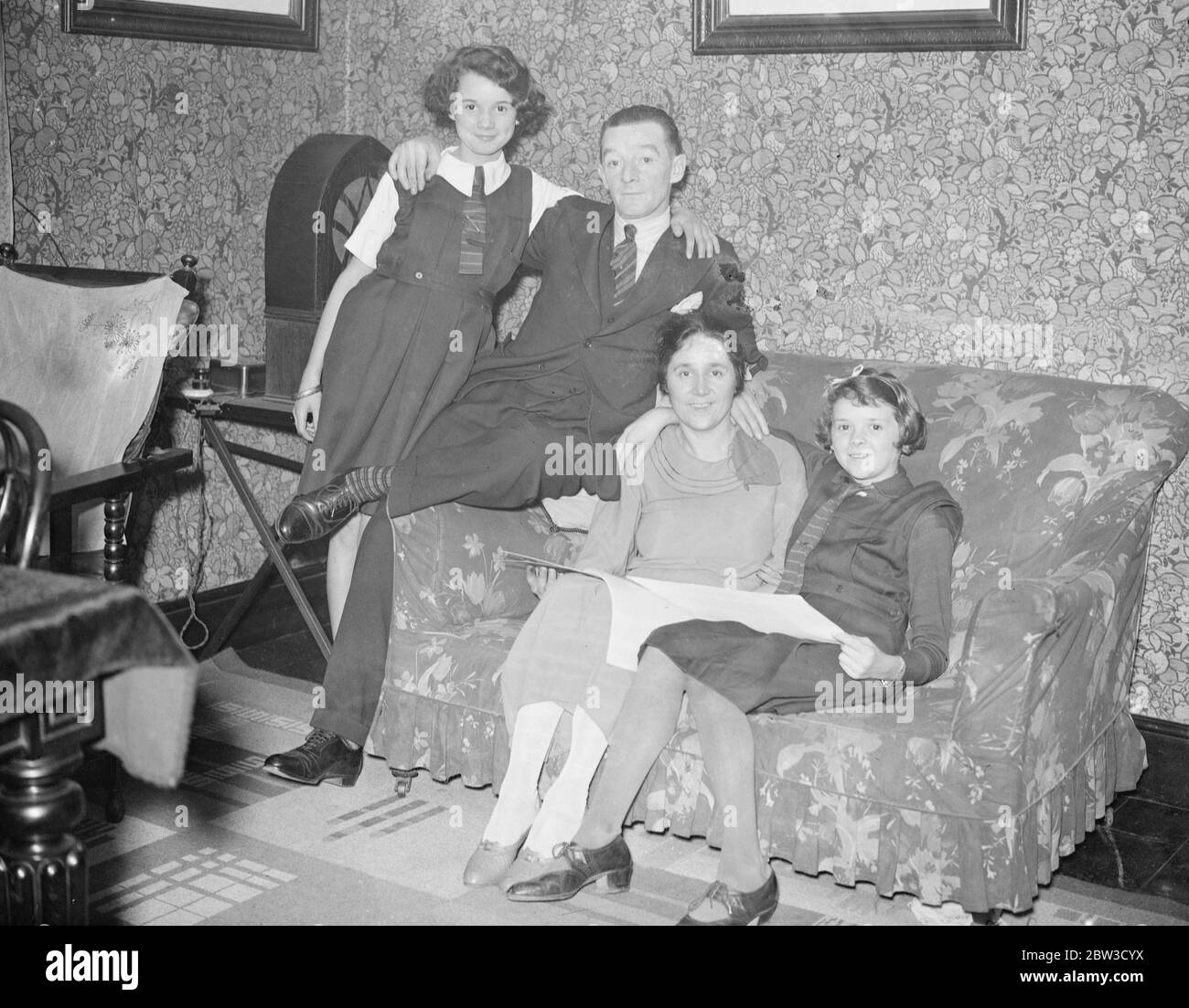 Padre di Freddie Bartholomew , attore di London boy , vuole riportare il figlio da Hollywood . Il sig. Cecil Llewellyn Bartholomew, la sig.ra Bartholomew, e gli altri due figli, Eileen, di 15 anni, e Hilde, di 13 anni, nella loro casa londinese. 15 ottobre 1935 Foto Stock