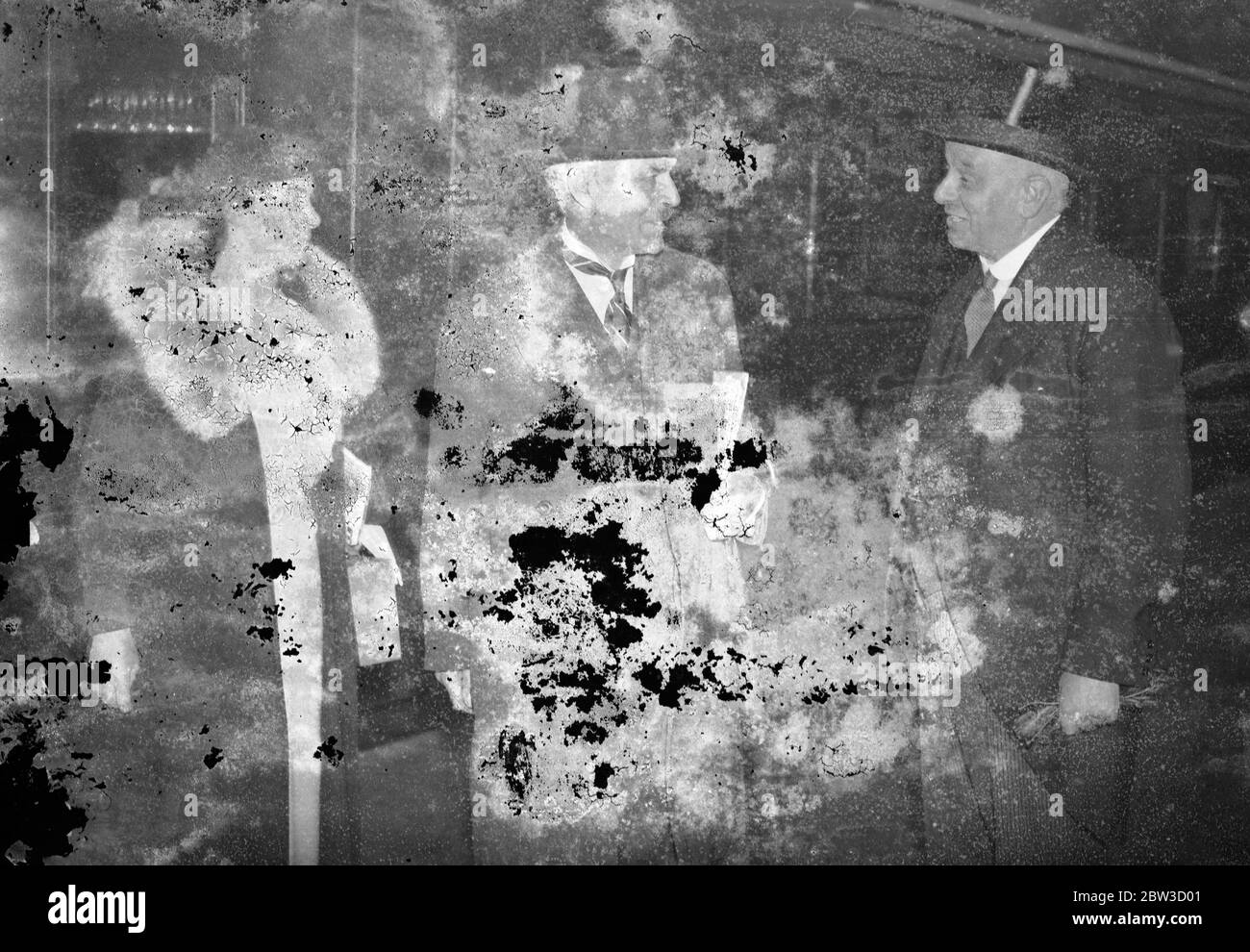 Macdonald parte per aprire la campagna elettorale a Seaham . Il signor Ramsay Macdonald e la figlia Ishbel Macdonald, che parlano al maestro di stazione, il signor H Ireland, alla Croce del Re. 15 ottobre 1935 Foto Stock