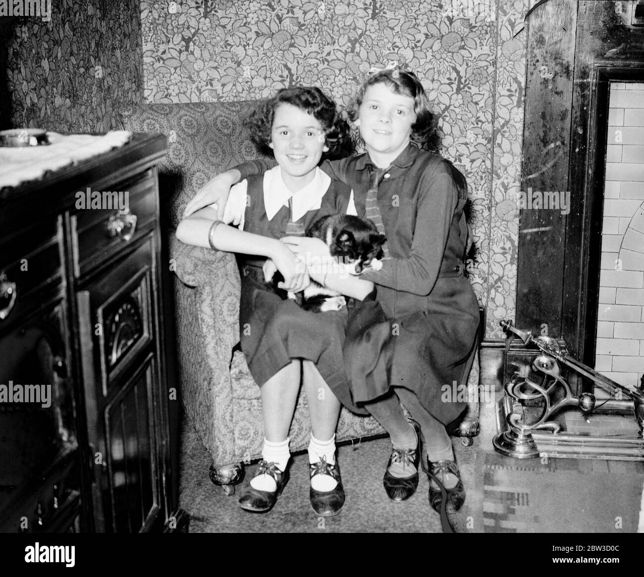 Padre di Freddie Bartholomew , attore di London boy , vuole riportare il figlio da Hollywood . Hilde , di 13 anni ( a sinistra ) e Eileen , di 15 , sorelle di Freddie Bartholomew , nella loro casa londinese . 16 ottobre 1935 Foto Stock