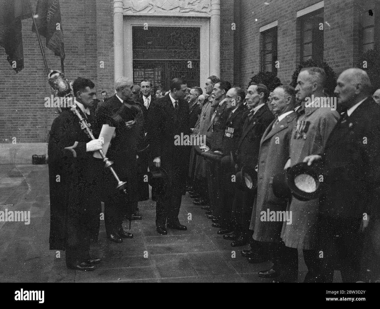 Duke of Kent apre il nuovo Municipio di Hornsey . Il Duca di Kent aprì il nuovo Municipio e il Municipio di Hornsey a Crouch End . Foto spettacoli, il duca di Kent ispezionando la guardia d'onore . 4 novembre 1935 Foto Stock