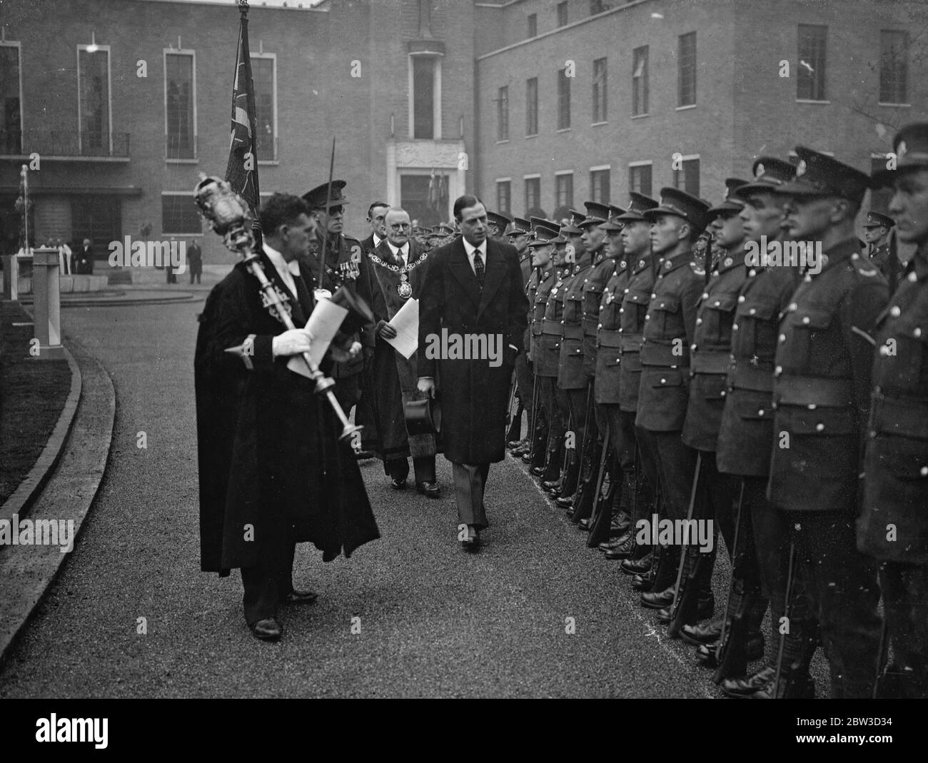 Duke of Kent apre il nuovo Municipio di Hornsey . Il Duca di Kent aprì il nuovo Municipio e il Municipio di Hornsey a Crouch End . Foto spettacoli, il duca di Kent ispezionando la guardia d'onore . 4 novembre 1935 Foto Stock