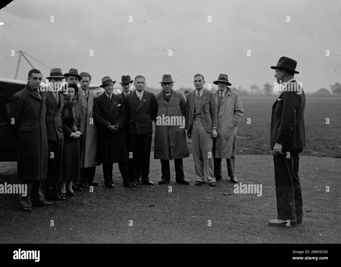 Prima scuola per piloti di aeroplani leggeri aperta a Hansworth . La prima scuola di volo dedicata esclusivamente agli aerei leggeri fu inaugurata presso l' Hanworth Aerodrome , Middlesex . Mostre fotografiche , il Capitano Norman MacMillan si rivolge al primo gruppo di alunni . 4 novembre 1935 Foto Stock