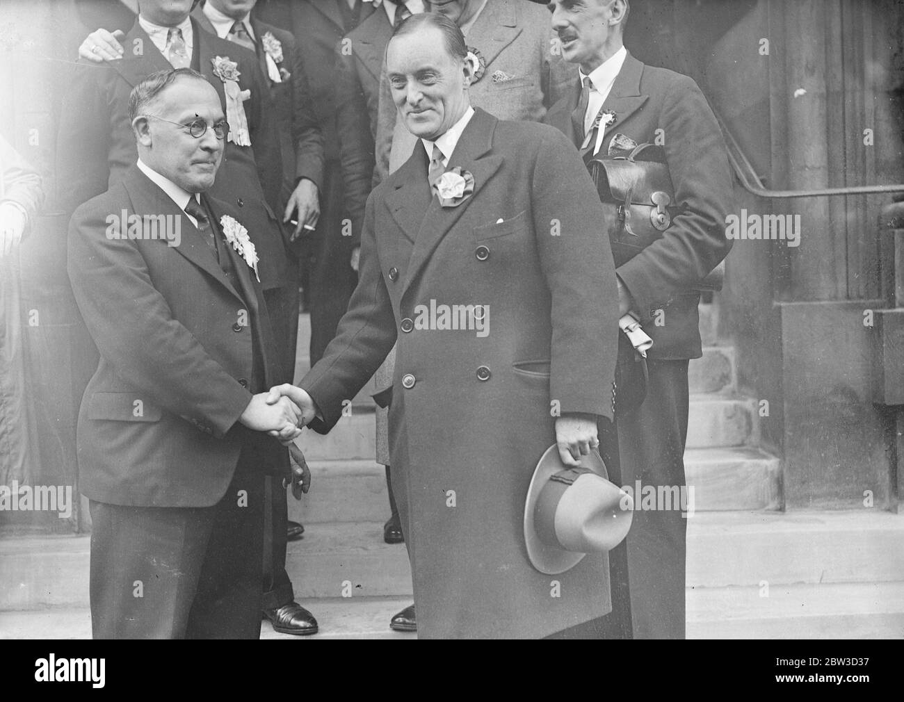Sair Malcolm Campbell consegna la sua candidatura elettorale . Sir Malcolm Campbell , l'automobilista che è candidato nazionale natinal a Deptford , ha consegnato il suo documento di nomina al Sindaco di Deptford , Consigliere J e Pearson , presso il Municipio di Deptford . Spettacoli fotografici , Sir Malcolm Campbell scuotendo le mani con il suo avversario , Alderman W H Green , presso il Municipio di Deptford . 4 novembre 1935 Foto Stock