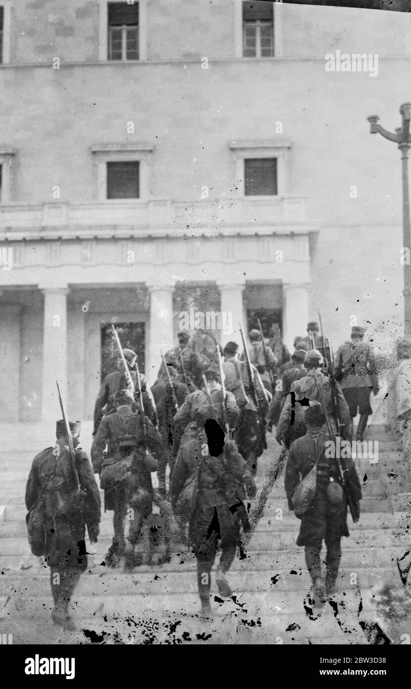 Soldati monarchici che entrano nel palazzo del Parlamento ad Atene dopo il restauro della monarchia . I royalists hanno preso la posizione di tutti gli edifici pubblici. 14 ottobre 1935 Foto Stock