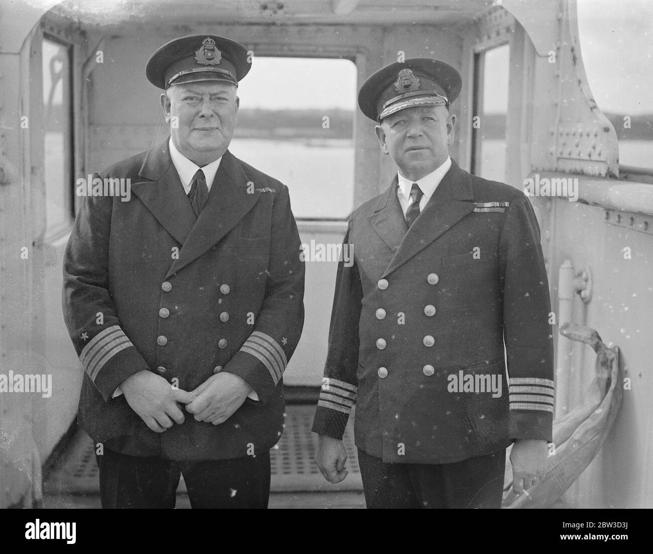 Gli ufficiali olimpici si riuniscono nuovamente nel suo ultimo viaggio . Comandante P R Vaughan , DSC , salutando Capo ingegnere C W McKim a bordo dell'Olympic prima di lasciare Southampton nel suo ultimo viaggio . 11 ottobre 1935 Foto Stock