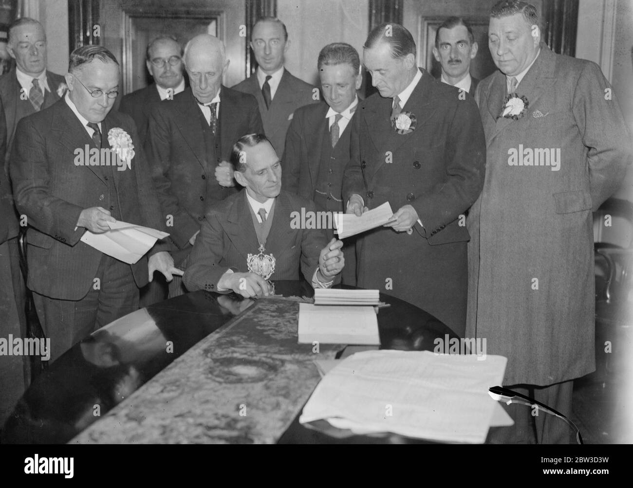 Sair Malcolm Campbell consegna la sua candidatura elettorale . Sir Malcolm Campbell , l'automobilista che è candidato nazionale natinal a Deptford , ha consegnato il suo documento di nomina al Sindaco di Deptford , Consigliere J e Pearson , presso il Municipio di Deptford . Foto , Sir Malcolm Campbell ha consegnato la sua nomina al Consigliere J e Pearson , il Sindaco di Deptford . A sinistra, Alderman W H Green , avversario di Sir Malcolm . 4 novembre 1935 Foto Stock