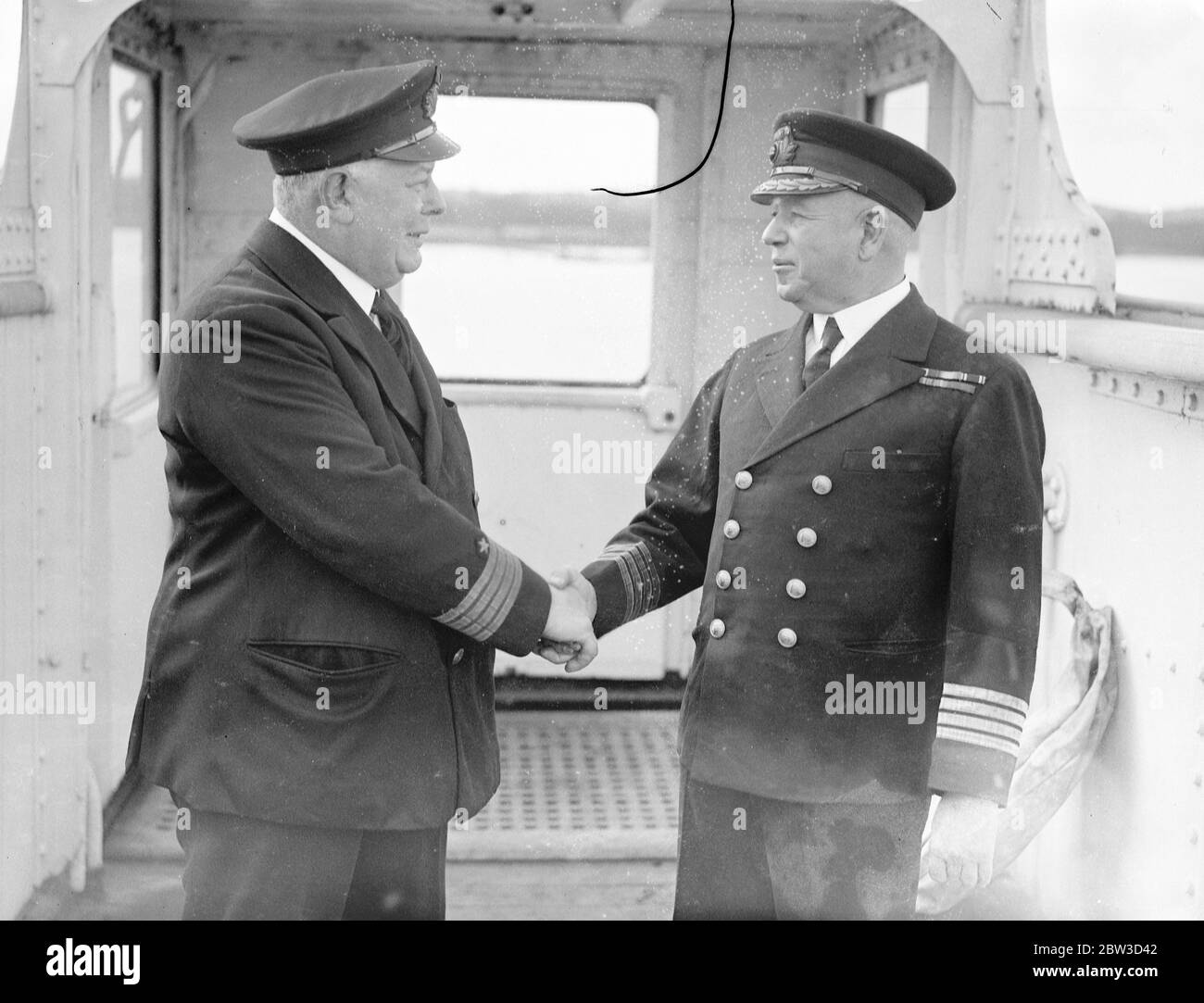 Gli ufficiali olimpici si riuniscono nuovamente nel suo ultimo viaggio . Comandante P R Vaughan , DSC , salutando Capo ingegnere C W McKim a bordo dell'Olympic prima di lasciare Southampton nel suo ultimo viaggio . 11 ottobre 1935 Foto Stock