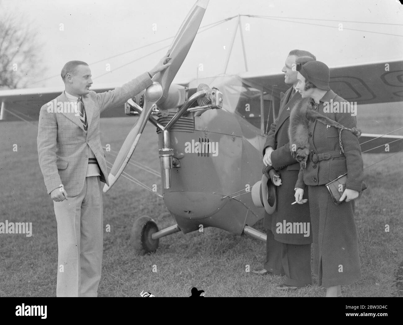 Prima scuola per piloti di aeroplani leggeri aperta a Hansworth . La prima scuola di volo dedicata esclusivamente agli aerei leggeri fu inaugurata presso l' Hanworth Aerodrome , Middlesex . Foto , Miss Pat Ellis , la prima studentessa donna , e il signor Leonard Hanney , la prima pupa maschile; studiando una macchina Aerosen J A P con il Flying Officer J H Hill , l'istruttore . 4 novembre 1935 Foto Stock