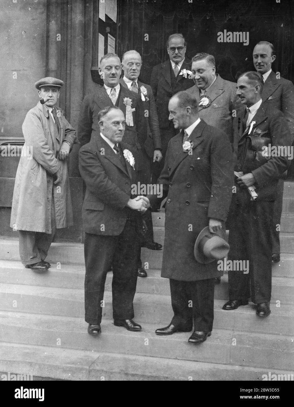Sair Malcolm Campbell consegna la sua candidatura elettorale . Sir Malcolm Campbell , l'automobilista che è candidato nazionale natinal a Deptford , ha consegnato il suo documento di nomina al Sindaco di Deptford , Consigliere J e Pearson , presso il Municipio di Deptford . Spettacoli fotografici , Sir Malcolm Campbell scuotendo le mani con il suo avversario , Alderman W H Green , presso il Municipio di Deptford . 4 novembre 1935 Foto Stock