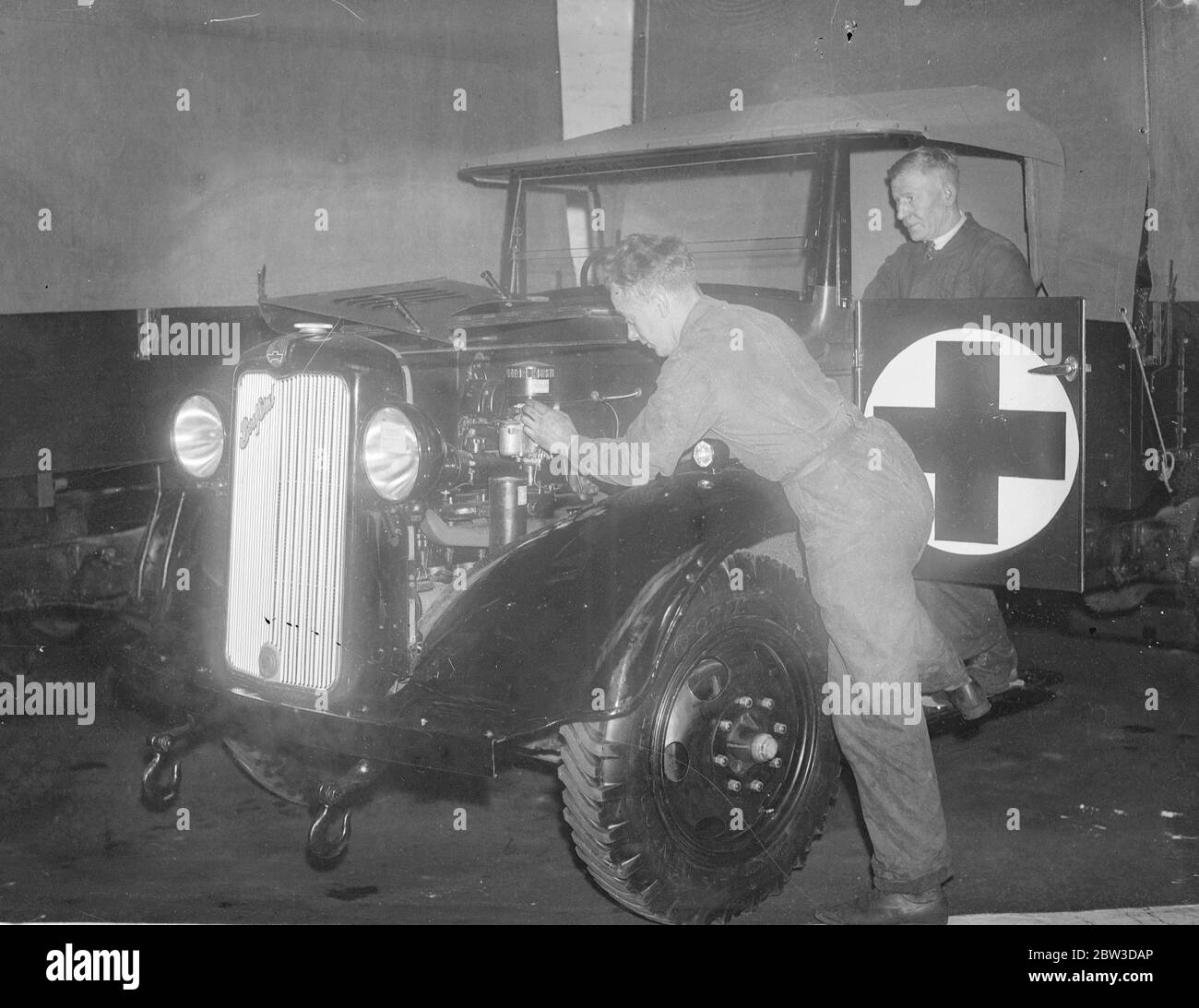 Prime unità della Croce Rossa pronte a lasciare Londra per Abyssinia la prima delle unità della Croce Rossa che vengono inviate da Londra ad Abyssinia sono ora pronte a partire per il fronte di guerra . Photoo mostra , mettendo i ritocchi finali al primo della flotta della Croce Rossa di camion Bedford . 12 novembre 1935 Foto Stock