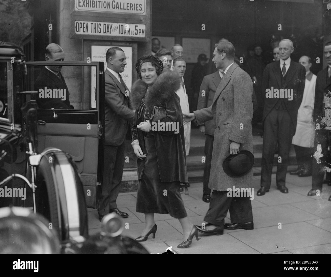 Duca e Duchessa di York alla mostra degli ex militari disabili di guerra. Il Duca e la Duchessa di York hanno dichiarato di aver visitato la mostra degli ex militari disabili di guerra all' Imperial Institute di South Kensington . Spettacoli fotografici , il Duca e la Duchessa di York che lasciano per una guardia d'onore degli ex servi disabili . 12 novembre 1935 Foto Stock