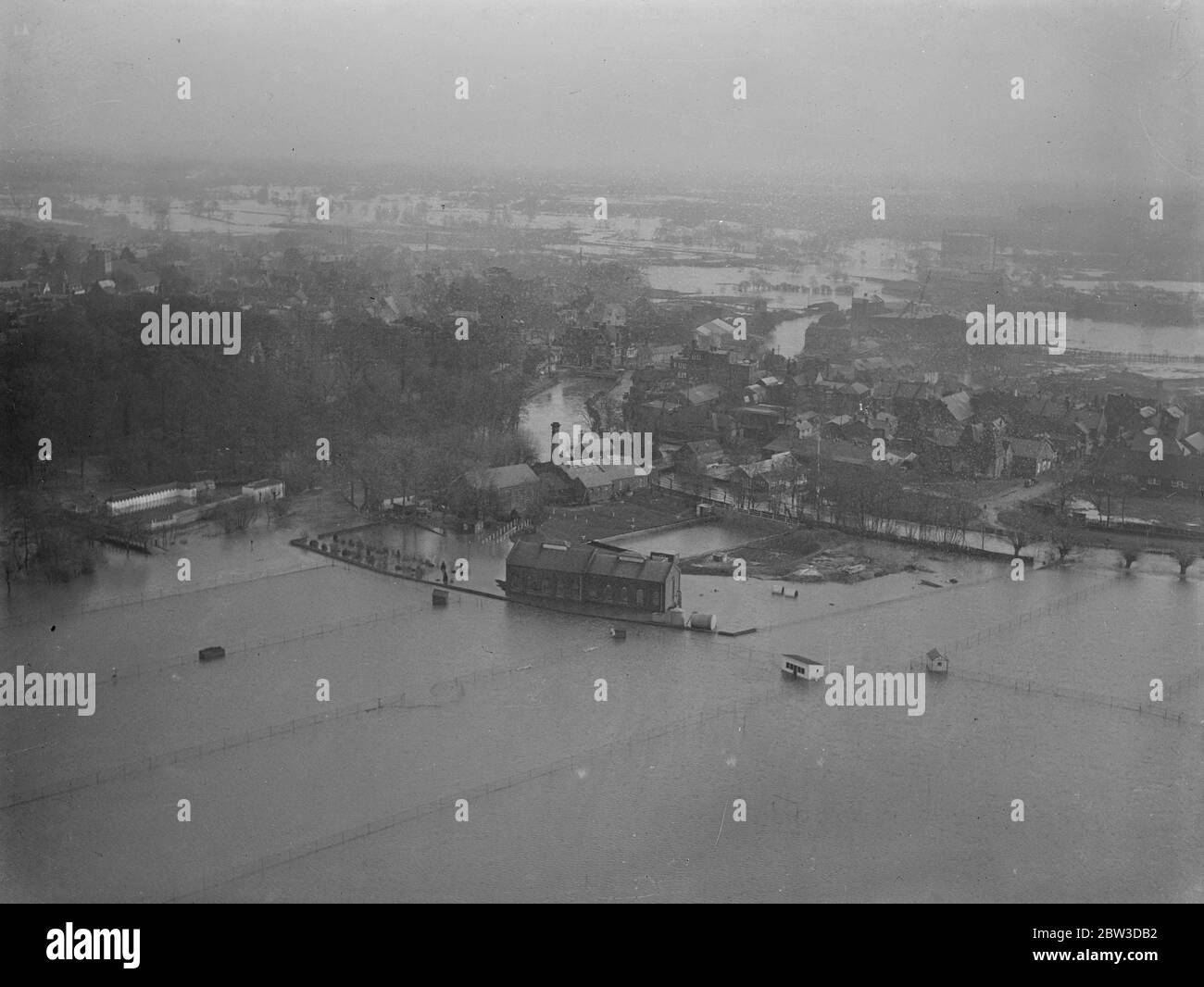 Tredici villaggi del Kent tagliati dalle inondazioni . La campagna allagata ad est di Tonbridge . 18 novembre 1935 Foto Stock
