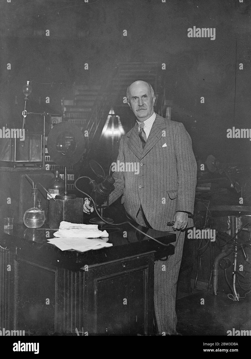 Sir William Bragg eletto presidente della Royal Society - Premio Nobel . Sir William Bragg nella Sala delle conferenze presso la Royal Institution di Piccadilly, Londra. 19 novembre 1935 Foto Stock
