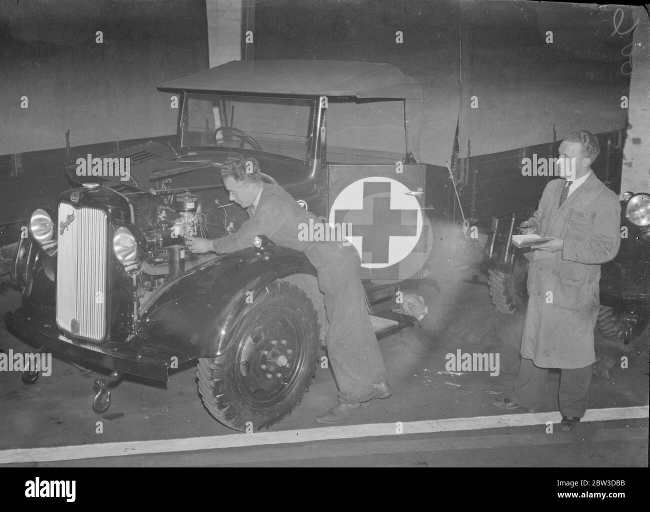 Prime unità della Croce Rossa pronte a lasciare Londra per Abyssinia la prima delle unità della Croce Rossa che vengono inviate da Londra ad Abyssinia sono ora pronte a partire per il fronte di guerra . Photoo mostra , mettendo i ritocchi finali al primo della flotta della Croce Rossa di camion Bedford . 12 novembre 1935 Foto Stock