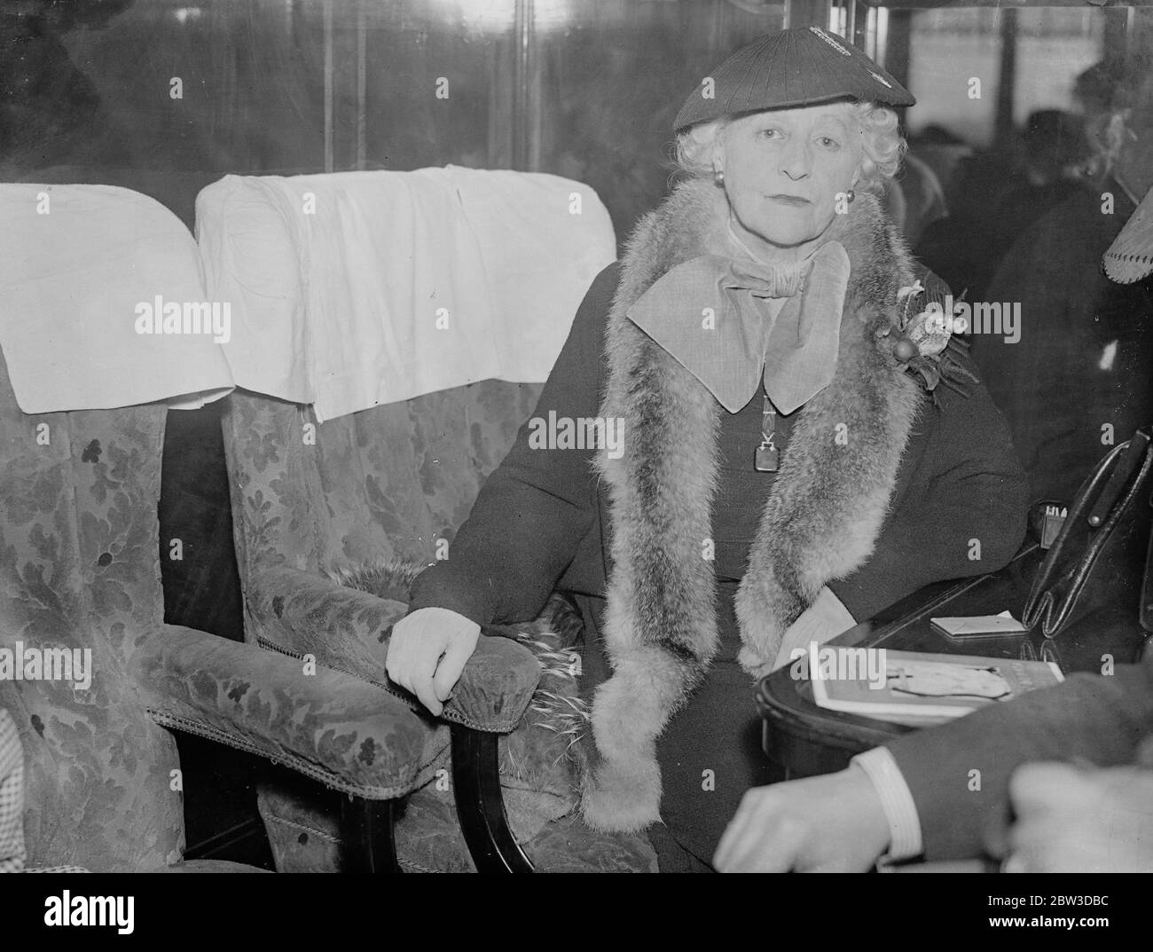 La sig.ra Cornelius Vanderbilt parte per l' America. La sig.ra Cornelius Vanderbilt ha lasciato Waterloo sul treno Europa per tornare in America. Foto mostra , la signora Cornelius Vanderbilt nella sua carrozza a Waterloo . 20 novembre 1935 Foto Stock
