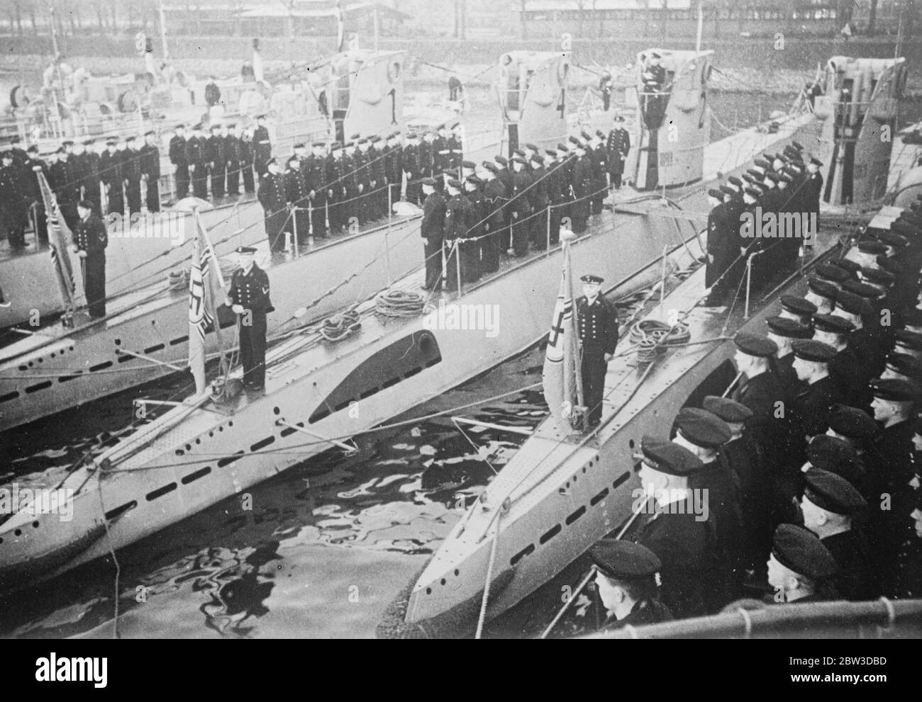 Le nuove U-boats tedesche volano la bandiera navale di Hitler . La scena come la nuova bandiera navale tedesca è stata issata sulle nuove U-boats a Kiel . 9 novembre 1935 Foto Stock