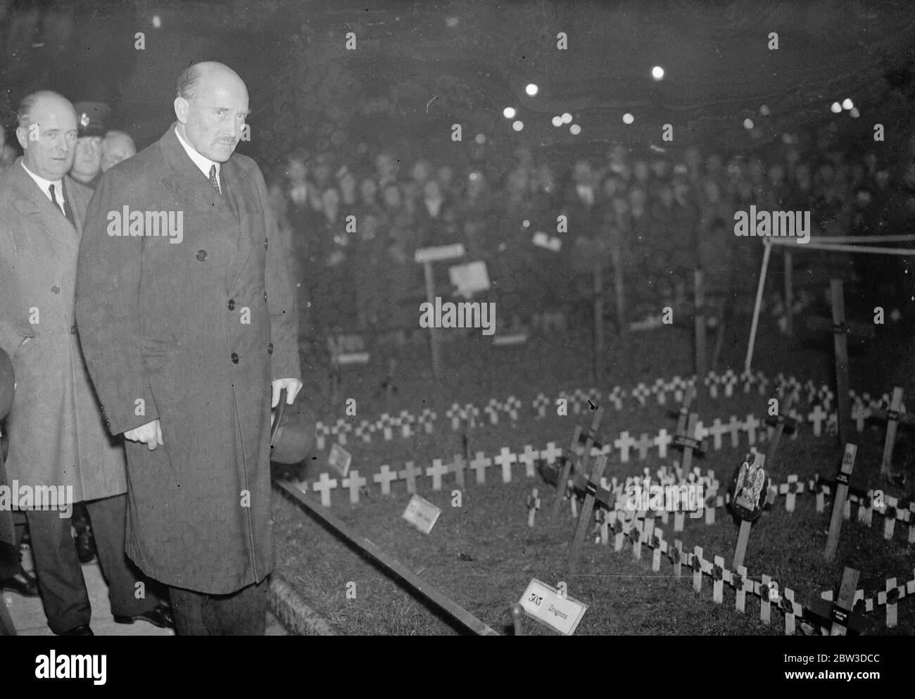 Il principe Artù di Connaught depone la corona alla tomba regimentale Royal Scots Grays . Il principe Artù di Connaught si sta in piedi all'attenzione dopo aver posto la corona . 9 novembre 1935 Foto Stock