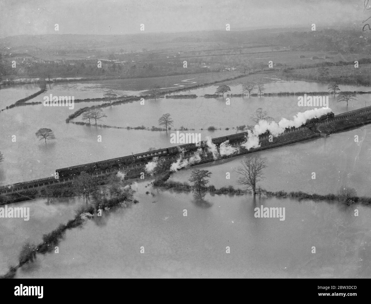 Tredici villaggi del Kent tagliati dalle inondazioni . Un treno che passa attraverso la campagna allagata vicino Sevenoaks , Kent . 18 novembre 1935 Foto Stock