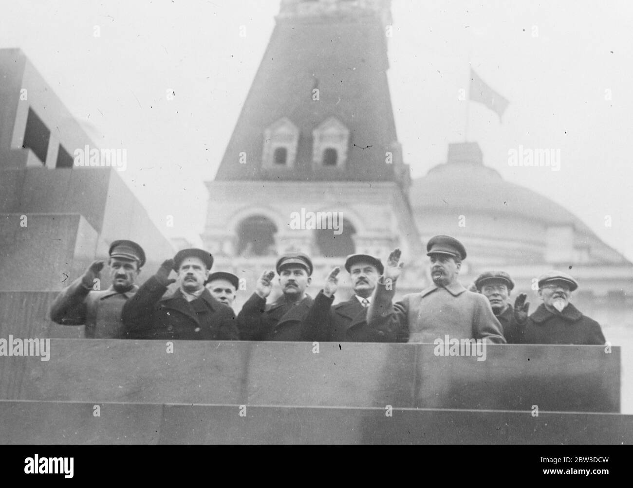 Stalin guarda la Russia 's militare e industriale potrebbe parare il 18 ° anniversario di rivoluzione . Stalin e altri membri del governo salutano le truppe - da destra a sinistra - Kalinin, Mudzutak, Stalin, Molotov, Kaganovich, Khraschov, Androyov e Mikoyan. 10 novembre 1935 Foto Stock