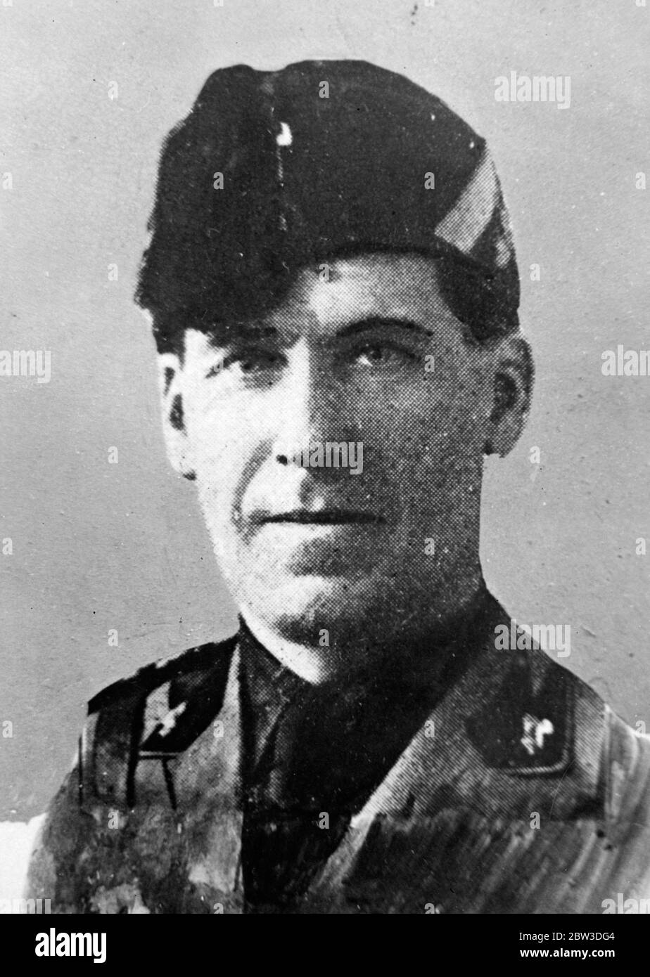 Leader italiano in anticipo sulla Abissinia . Archimede Mischi , Console generale italiano , che sta guidando una divisione di truppe nel grande viaggio in Abissinia . 1935 Foto Stock