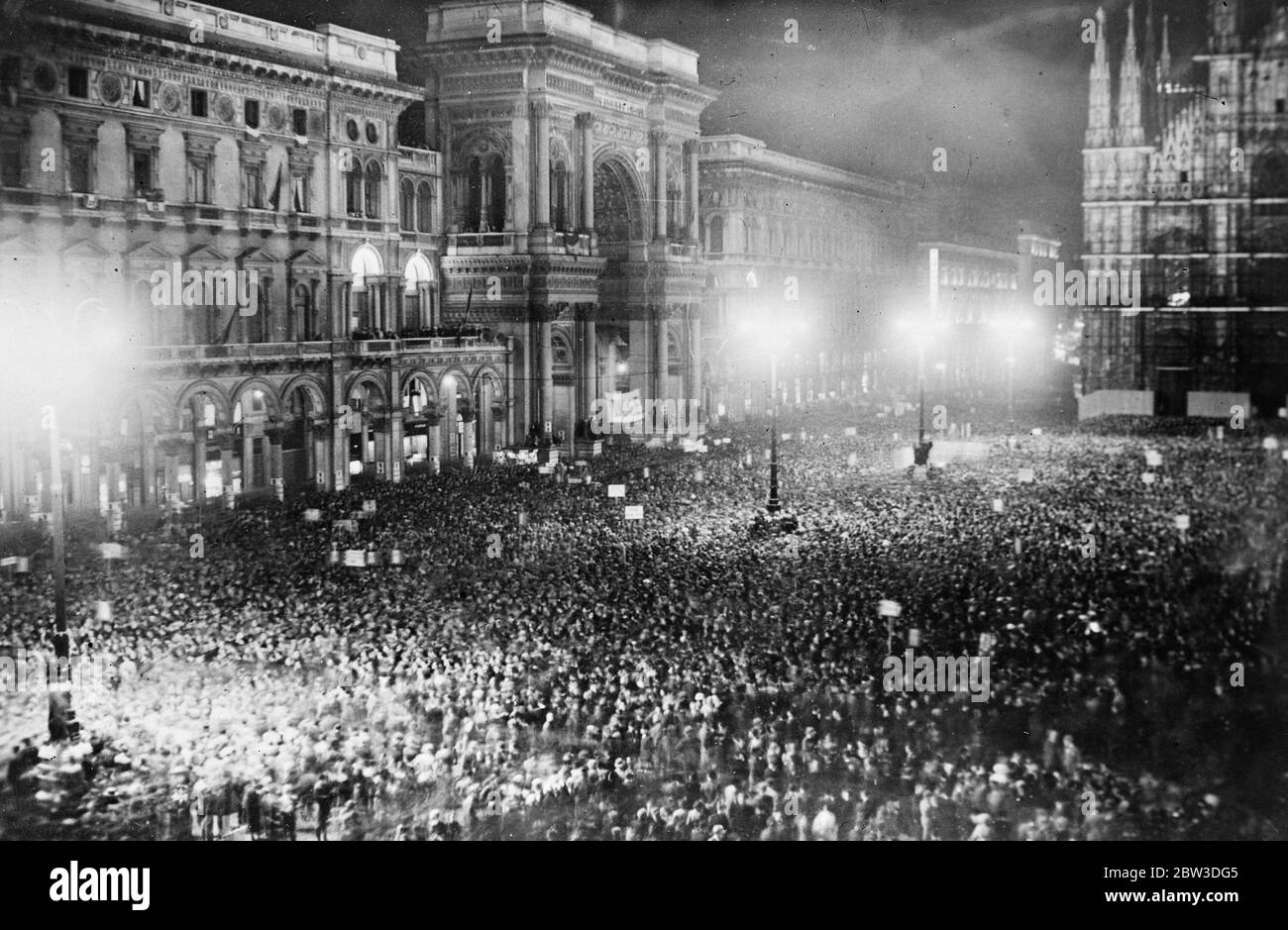 Milano celebra la caduta di Adowa . La grande folla in Piazza Duomo , Milano, celebra la vittoria italiana ad Adowa . 7 ottobre 1935 Foto Stock
