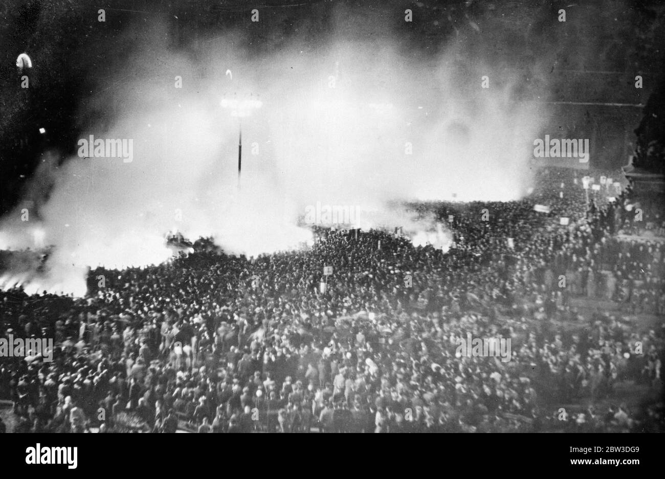 Milano celebra la caduta di Adowa . La grande folla in Piazza Duomo , Milano, celebra la vittoria italiana ad Adowa . 7 ottobre 1935 Foto Stock