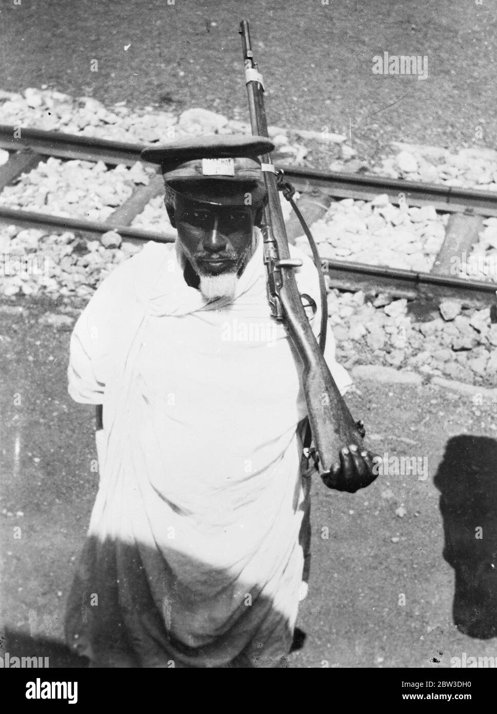 Una guardia ferroviaria abissiniana anziana tra Diredaws e Duanle . 6 ottobre 1935 Foto Stock