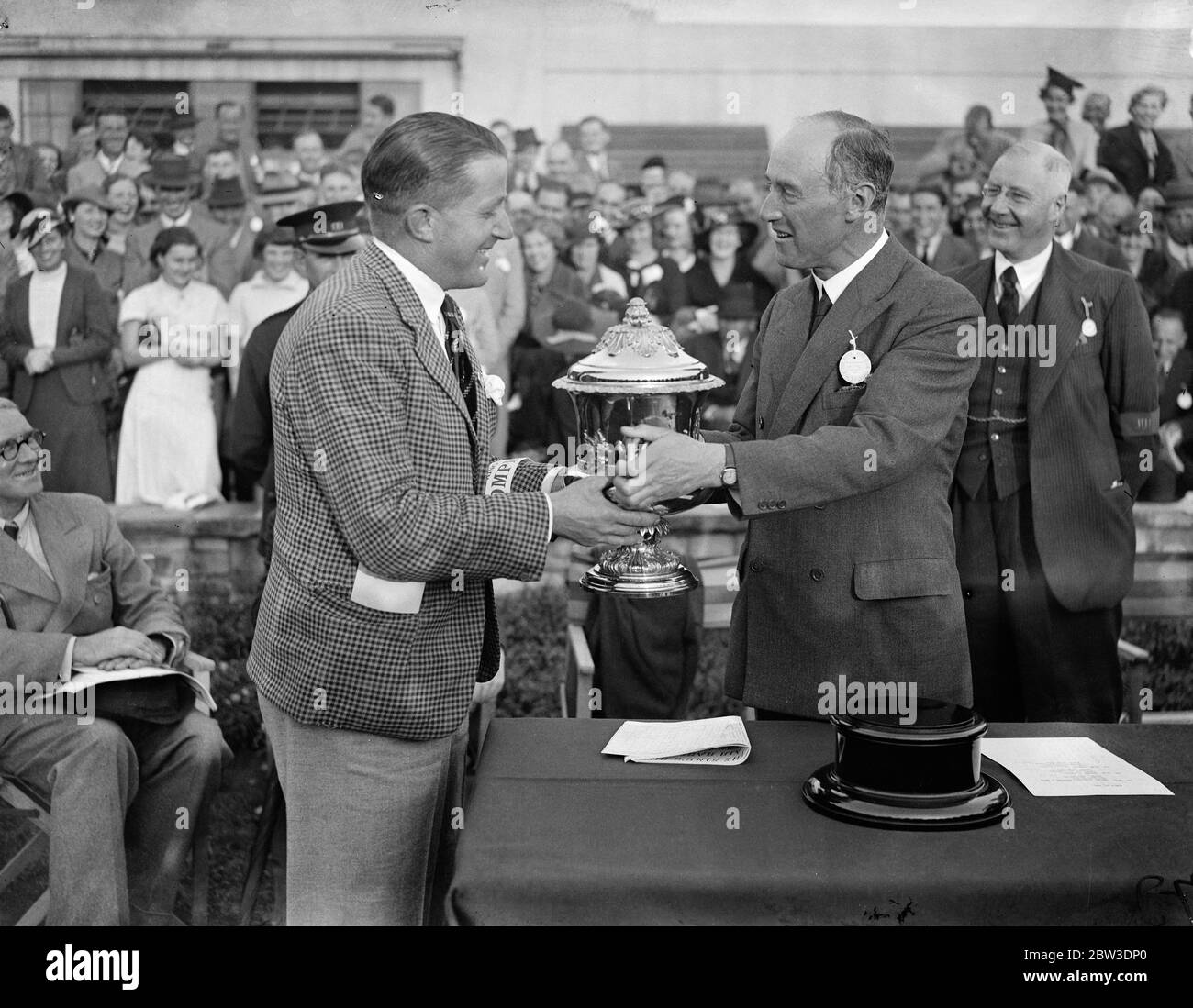 Sir Philip Cunliffe Lister , Air Minister presenta la coppa del Re al signor T Rose di Hatfield dopo aver vinto nella macchina Mile Falcon su un percorso di 50 miglia . 7 settembre 1935 Foto Stock