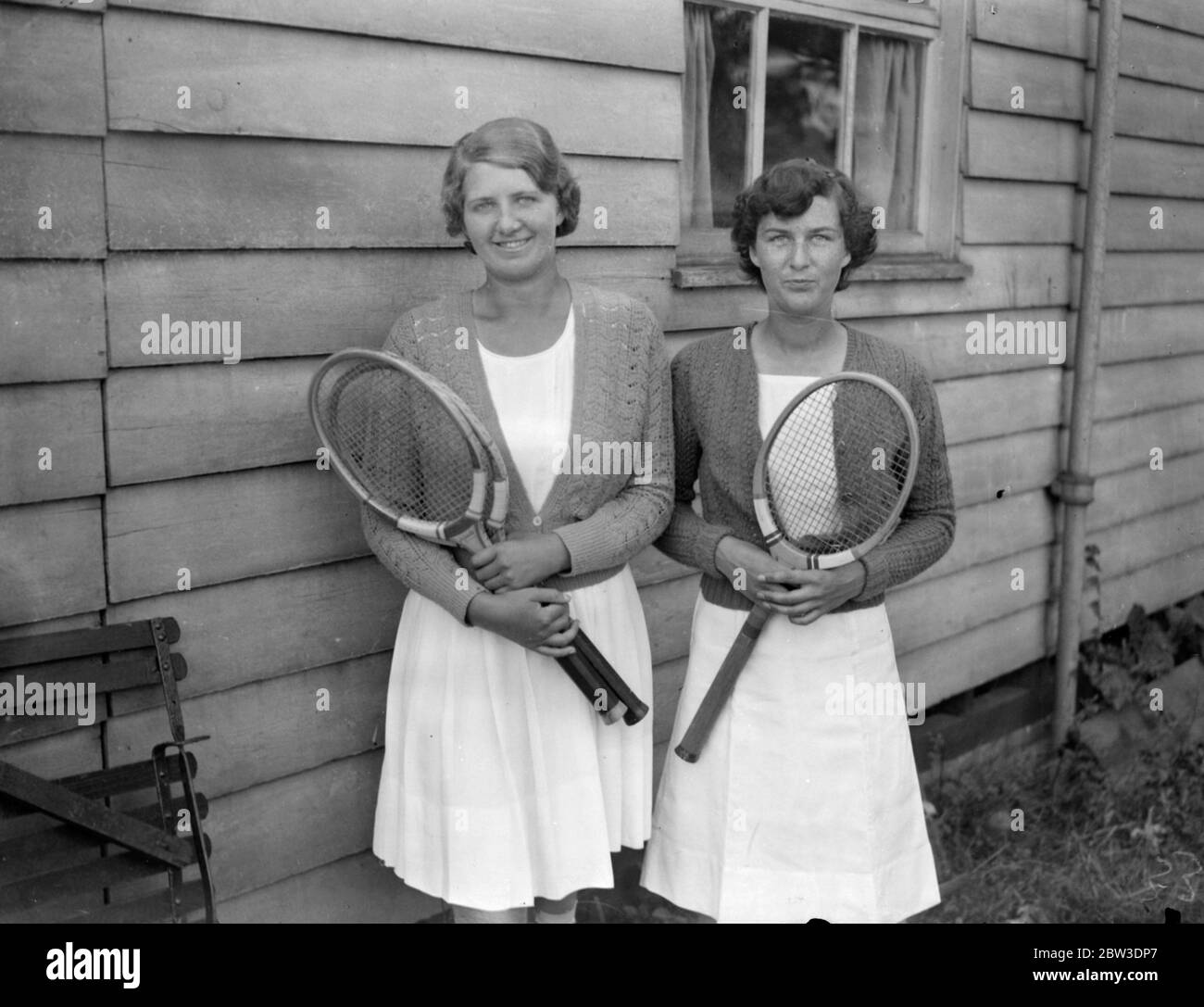 Finalisti nei campionati di tennis su prato Beckenham . Miss Mary Wheeler e Miss Bonemary Sandilands sono i finalisti nei singoli ragazze ai campionati di tennis su prato Beckenham . Spettacoli fotografici , Miss Mary Wheeler ( a sinistra ) e Miss Rosemary Sandilands a Beckenham . 6 settembre 1935 Foto Stock
