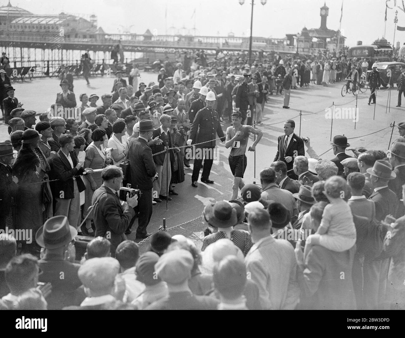 H H Whitlock del Metropolitan Walking Club ha vinto la London to Brighton Walk organizzata dal Surrey Walking Club per il secondo anno consecutivo. 7 settembre 1935 Foto Stock